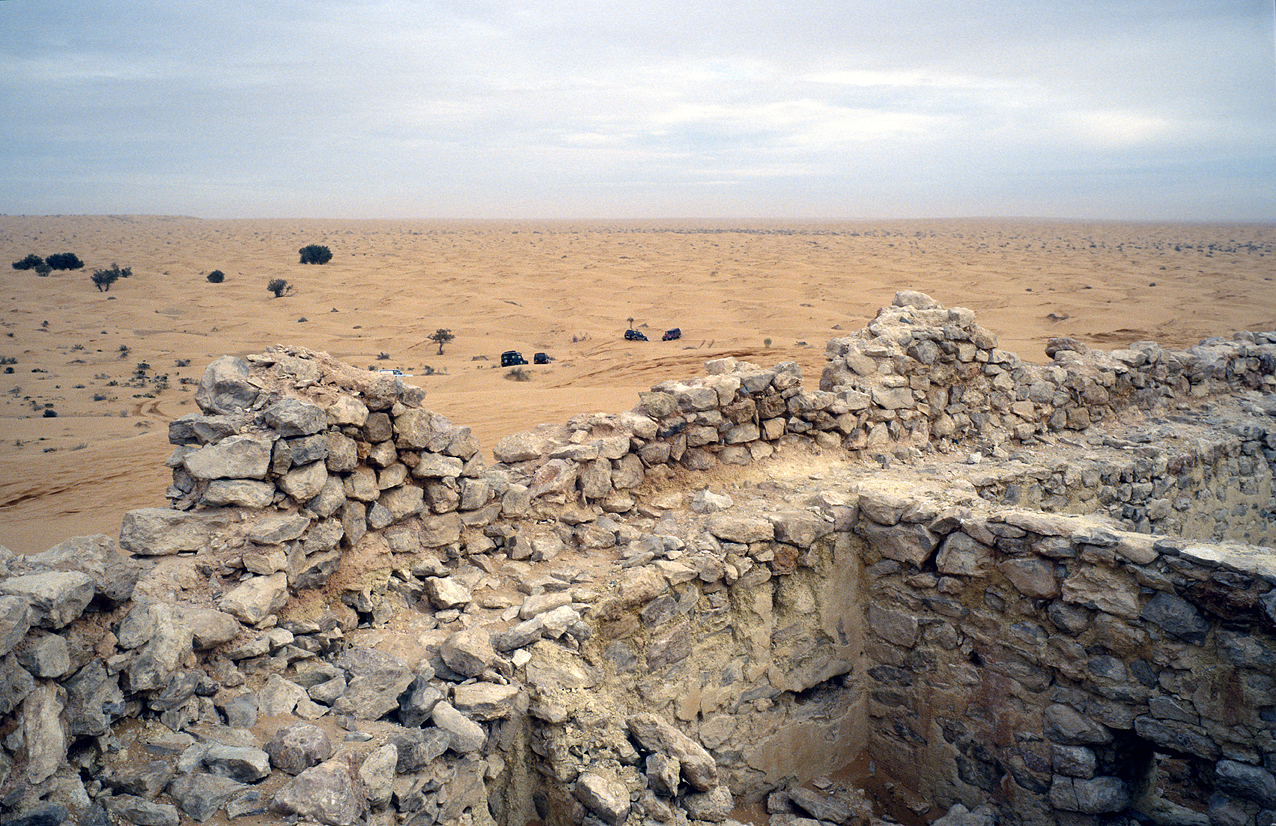 tun_j6-01 014.jpg - Ksar Ghilane-Matmata, décembre 2004 - janvier 2005, 6ème étape Fort romain dans les dunes à proximité de Ksar Ghilane. Court arrêt car le vent est froid. Et les dernières petites dunes nous attendent avant le regonflage définitif Henri Pillet Kodak Ektachrome 100 G